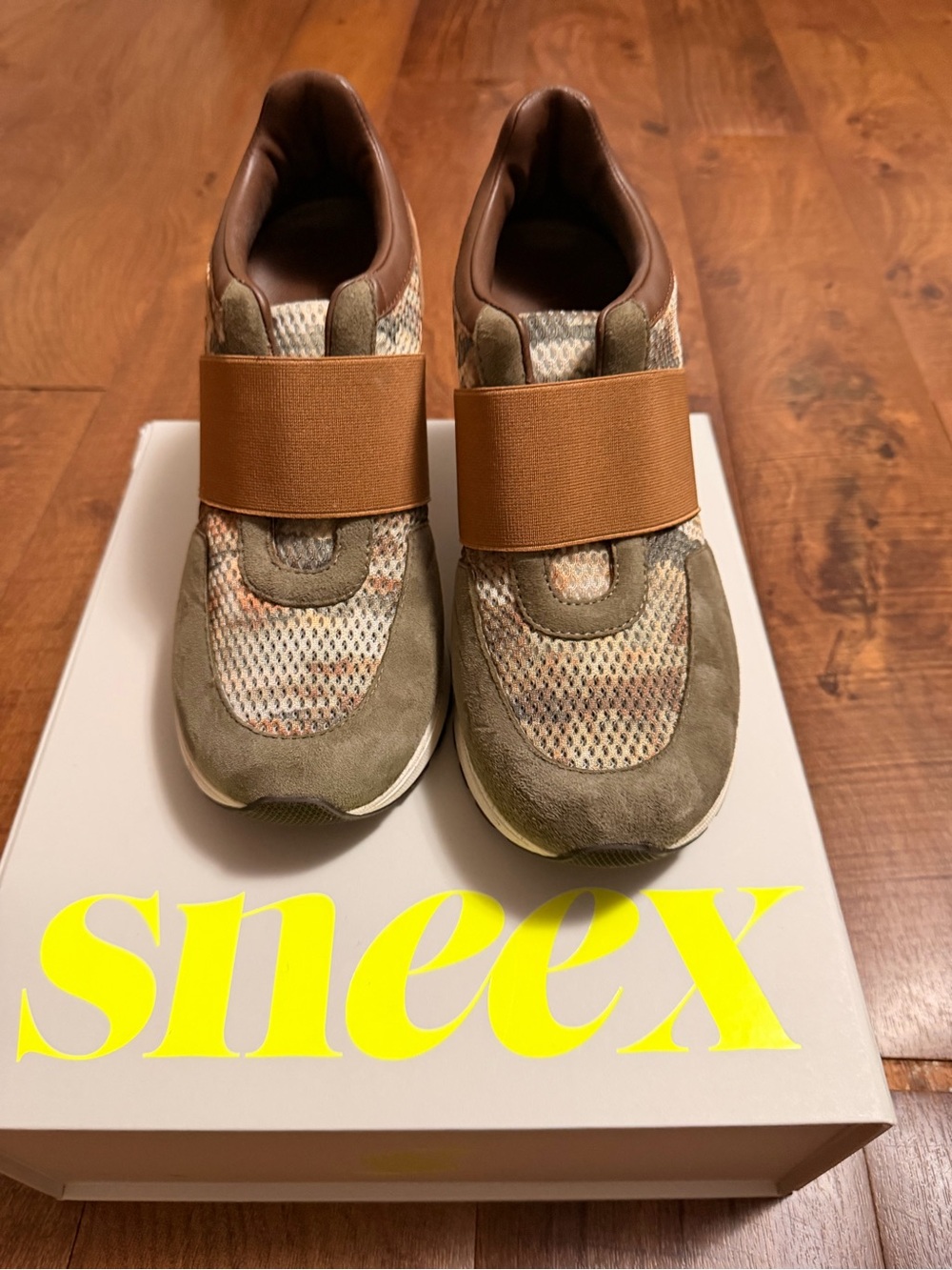 Women’s 10M Sneex! Heels 👠 stylish shoes and Sneakers. Dress them up or down